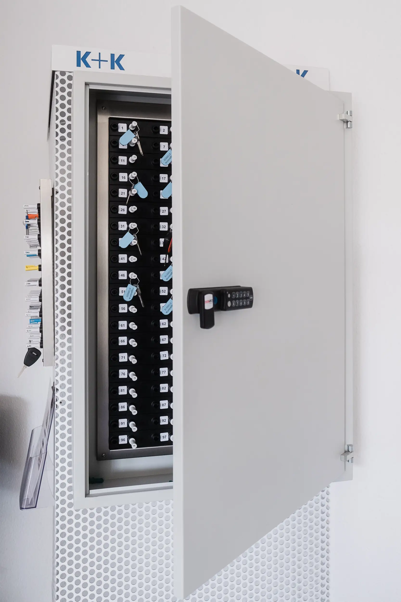 Schluessel-Assistent-Schrank-Kniggendorf-GmbH.webp