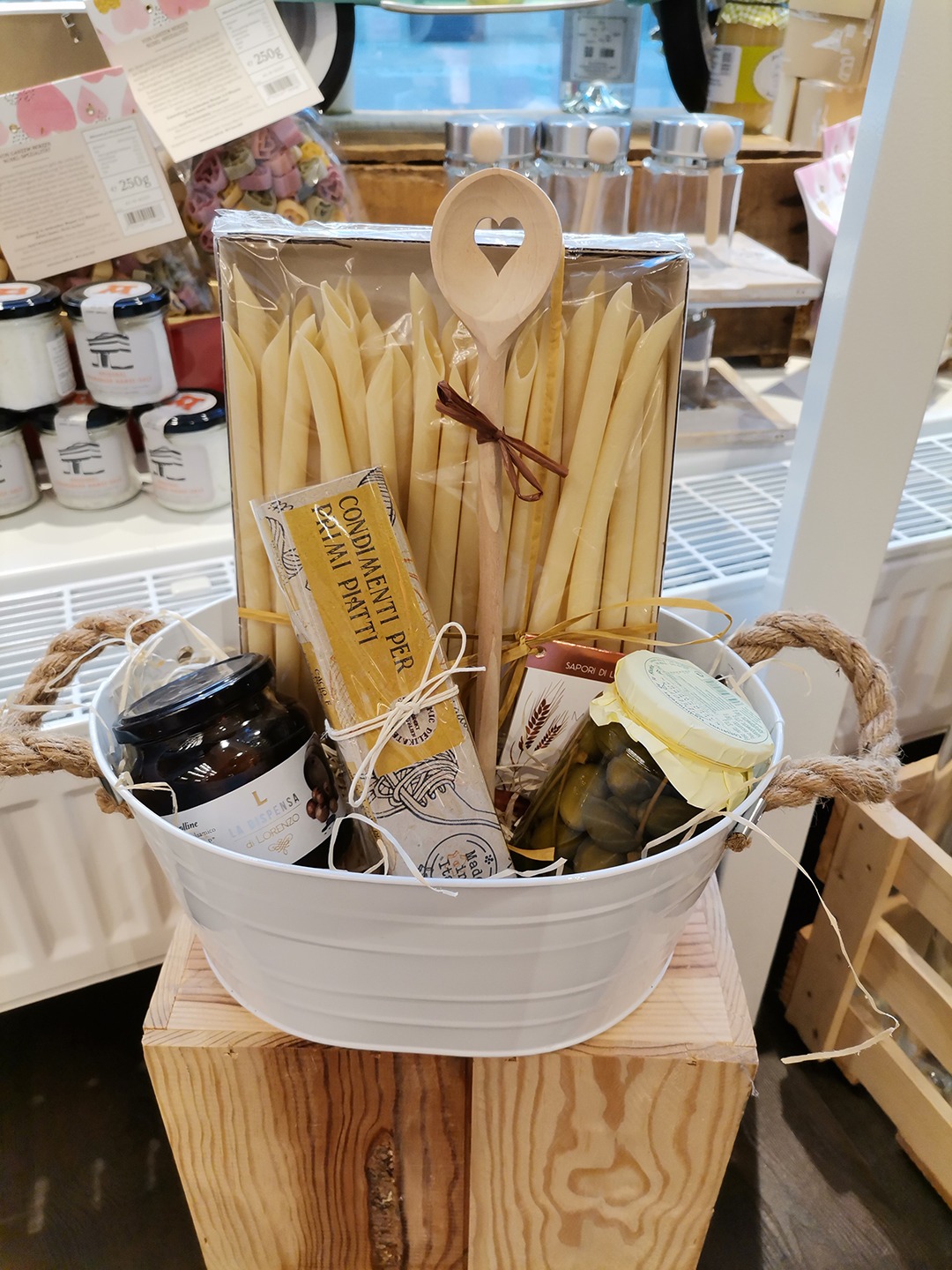 ©Die-Genusswelt-Lueneburg-Praesentkorb-mit-Nudeln-und Antipasti