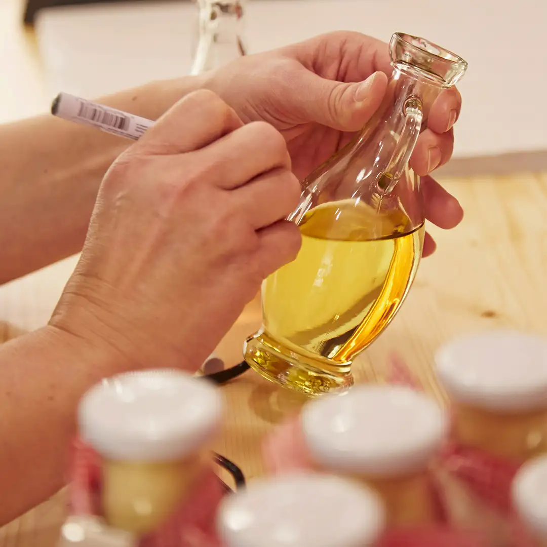 ©Die-Genusswelt-Lueneburg-Glasflasche-mit-Olivenoel-beschriften