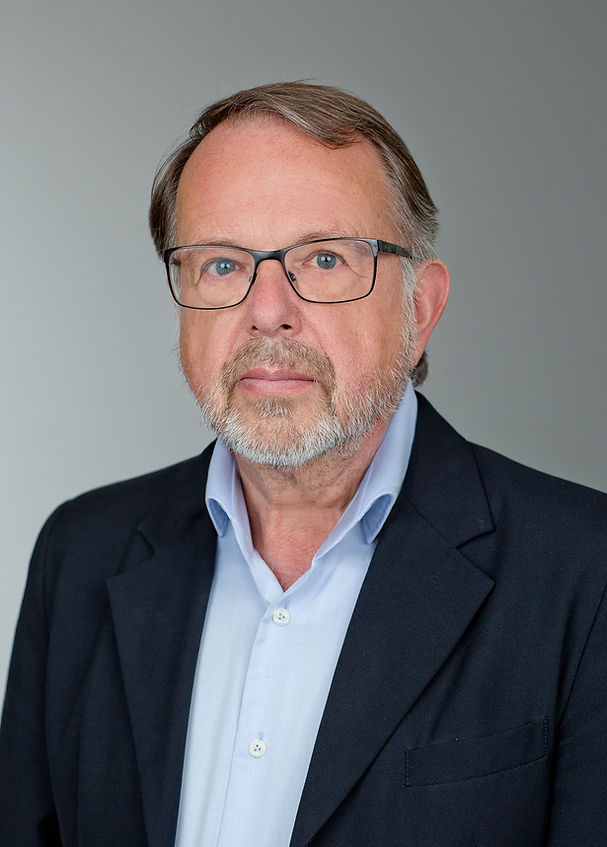 Hendrik-Lehnert-Prof_edited.jpg