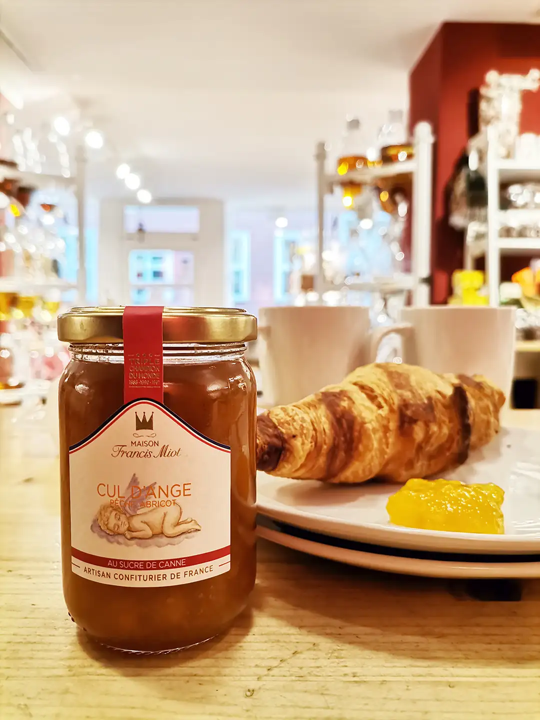 ©Die-Genusswelt-Lueneburg-Marmelade-Konfituere-Croissant-auf-weissem-Teller