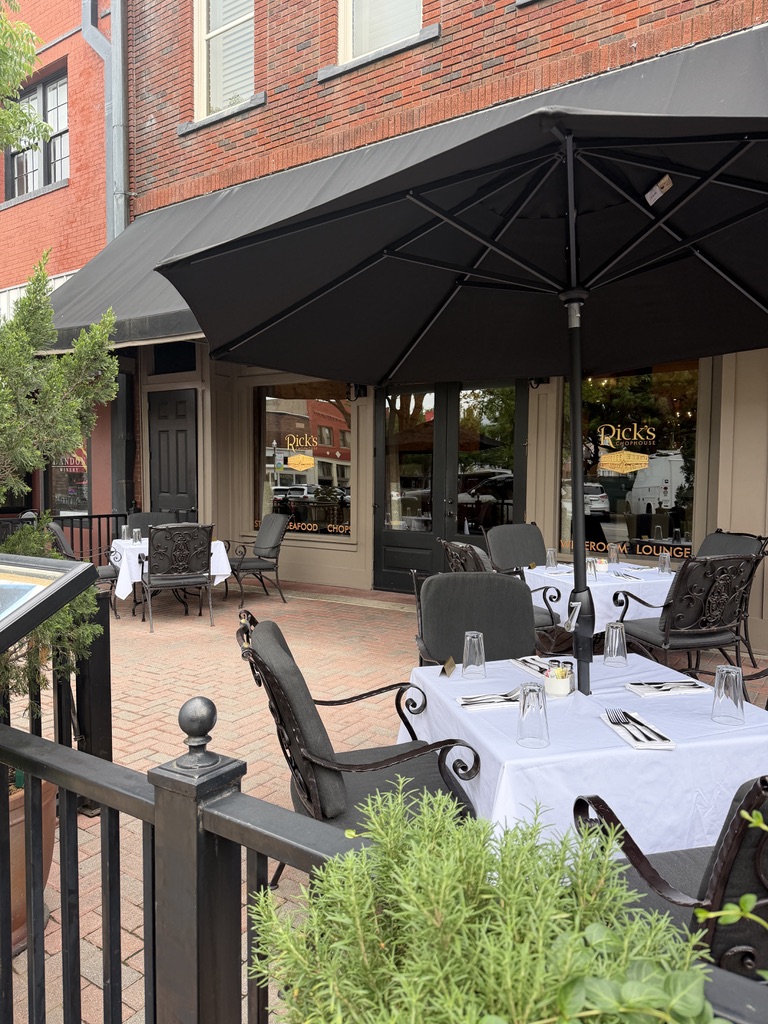I love a cute patio. I want to try this place!