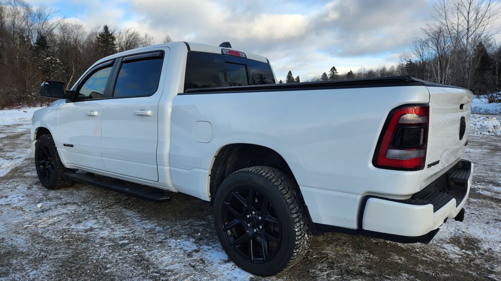 Ram 1500 blanc, vue arrière, pneus noirs