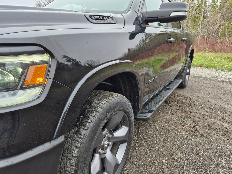 Camion Ram noir, marchepieds, pneus robustes
