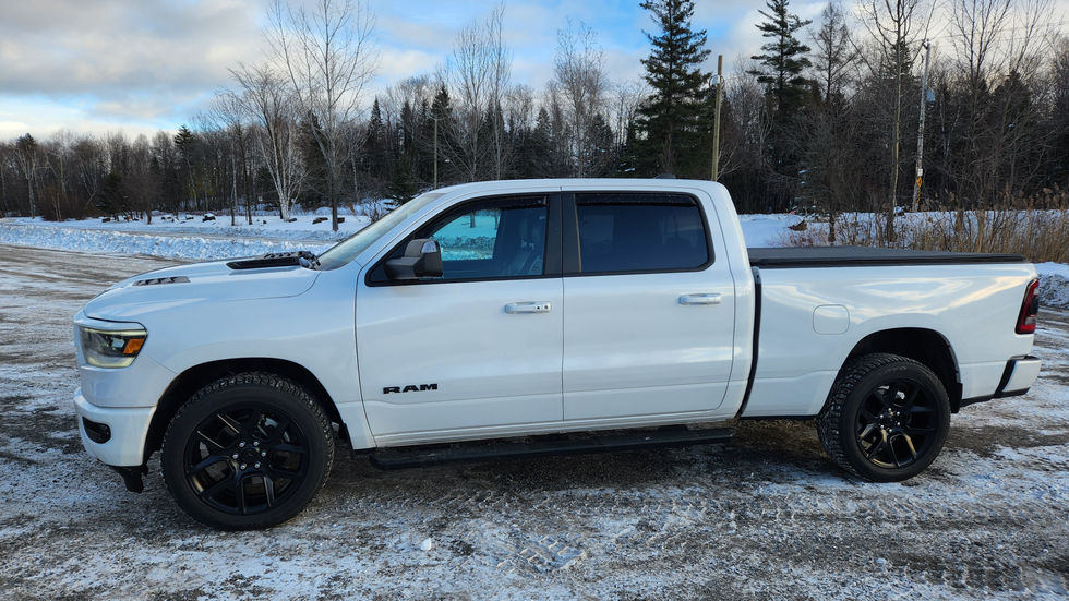 Camion Ram blanc garé dehors, hiver