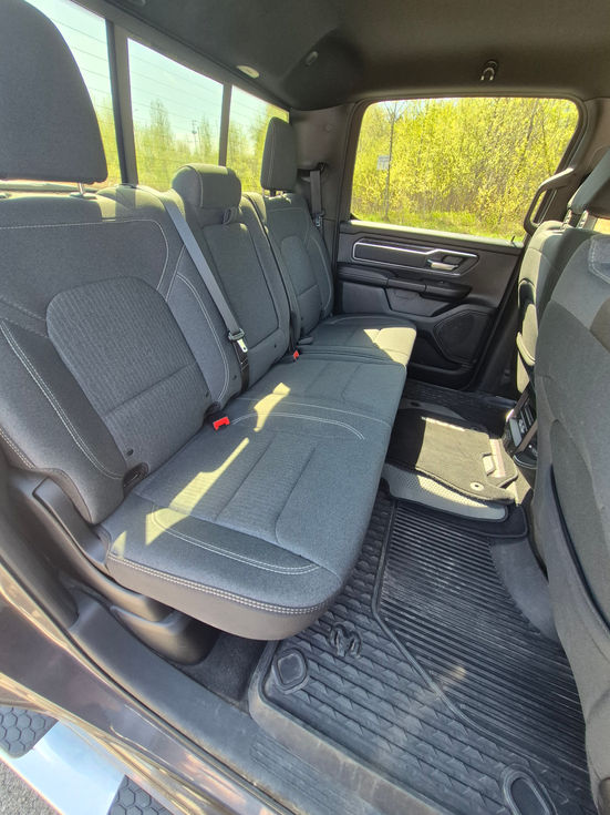 Banquette arrière spacieuse d'un camion Ram