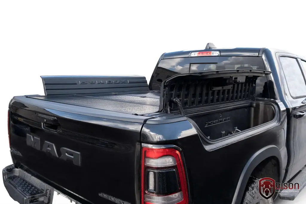 Ram Truck avec couvercle de benne arrière