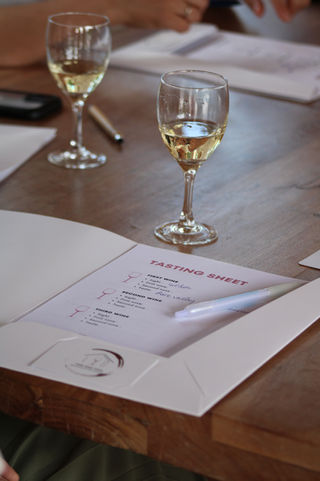 Activité de cohésion d'équipe lors d'un Team building avec une dégustation de vin