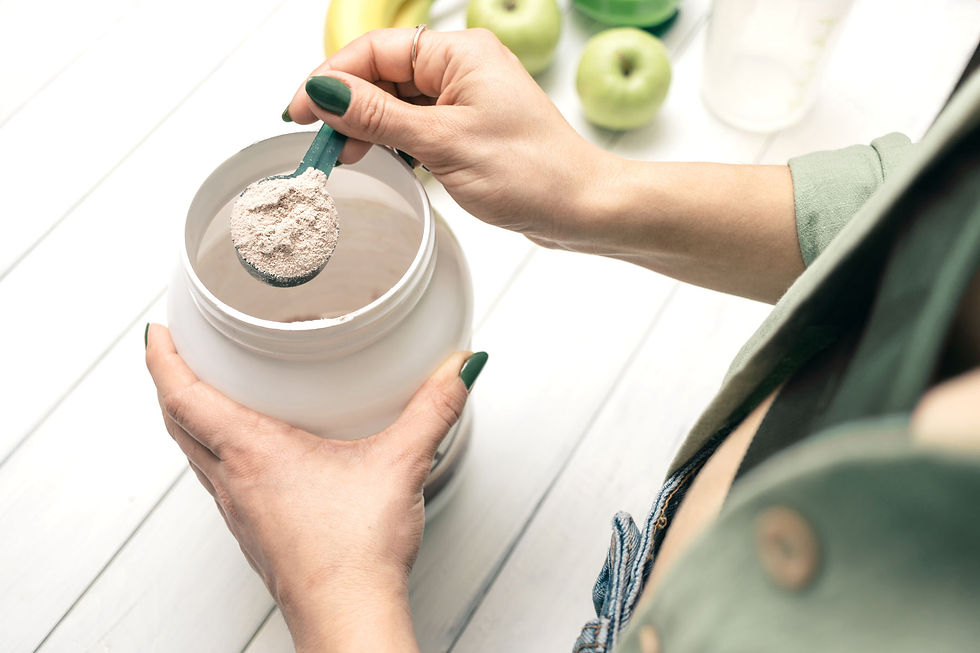Virallisesti proteiinijauheet ovat elintarvikkeita siinä missä liha, kananmuna ja vaikkapa soijarouhekin. Ruokavirastokaan ei ole listannut proteiinijauheita niiden elintarvikkeiden listalle, joka esittelee raskausaikana rajoitettavat ja vältettävät ruoka-aineet (Ruokavirasto 2025). Tästä päätellen voitaisiin sanoa, että yleisesti ottaen proteiinijauheet soveltuvat käytettäviksi myös odotusaikana.