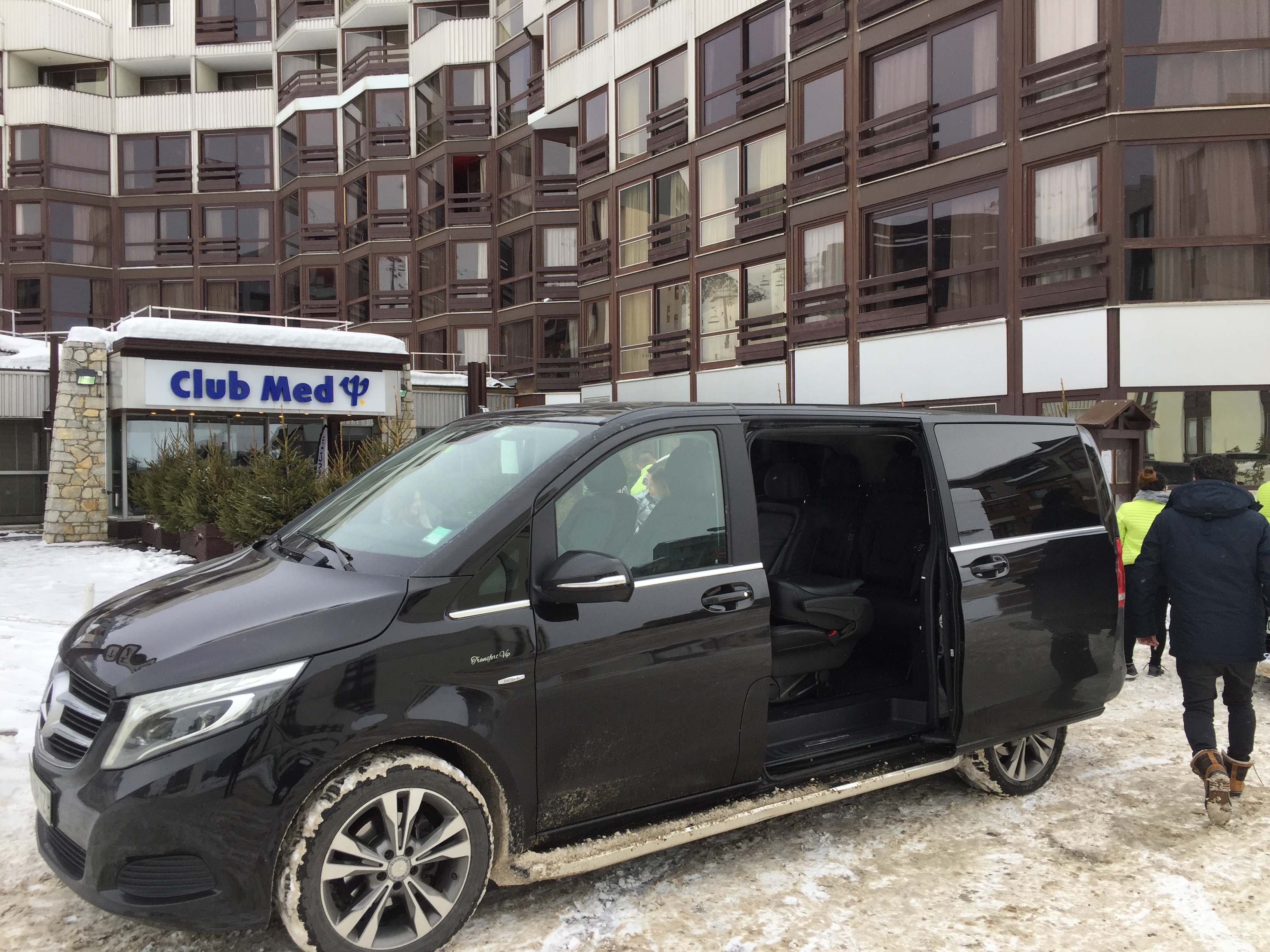 Ski transfers airports to ski resort