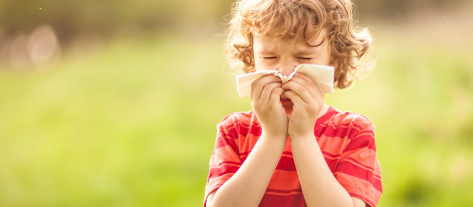un enfant qui se mouche