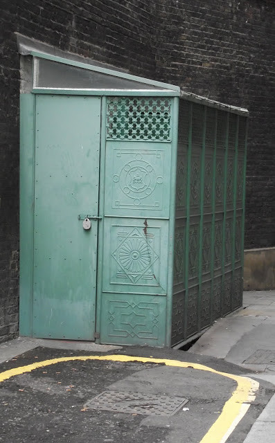 Gents loo, Star Yard