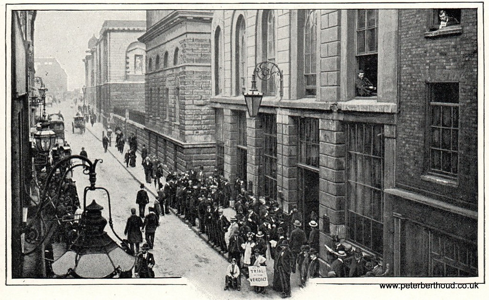 Top Free London Sights 3 - "Waiting for prisoners at The Old Bailey"