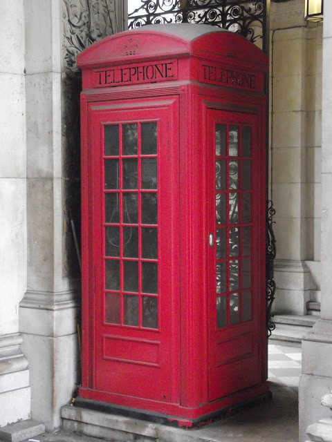 K2 phonebox outside the Royal Academy, Piccadilly