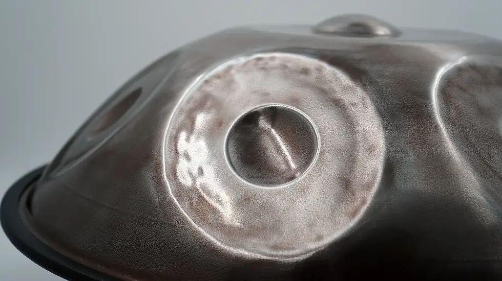 Miniaturbild: Seitliche Perspektive – Mini D Kurd 9 aus 1,15 mm Edelstahl, handgefertigt in dunklem Finish