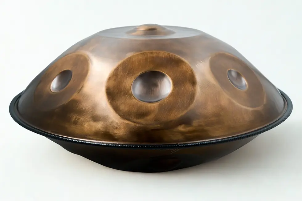 Miniaturbild: Handpan A2 Pygmy 18 – Seitenansicht, gewölbte Form, handgefertigter Stahl