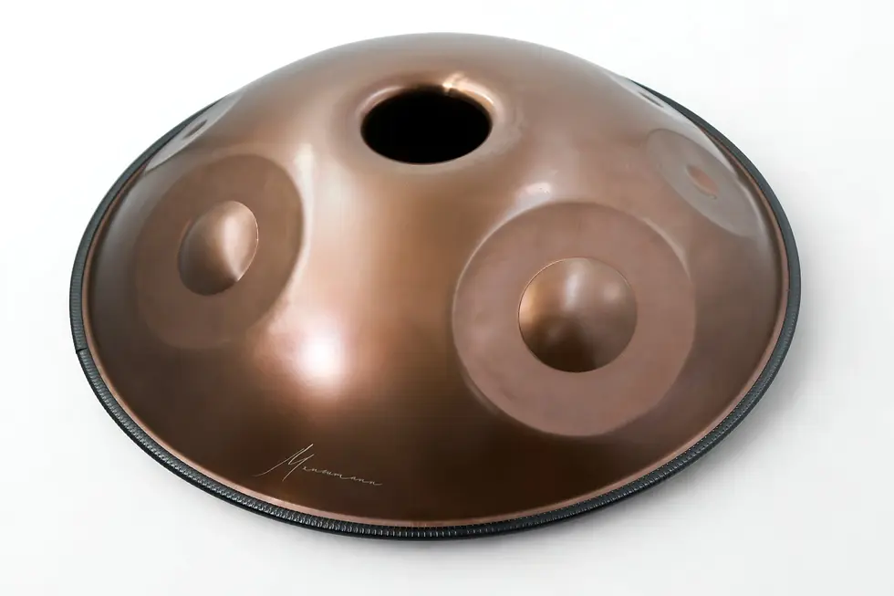 Miniaturbild: C Ashakiran 17 Handpan – Unterseite mit Resonanzöffnung, seitlich fotografiert