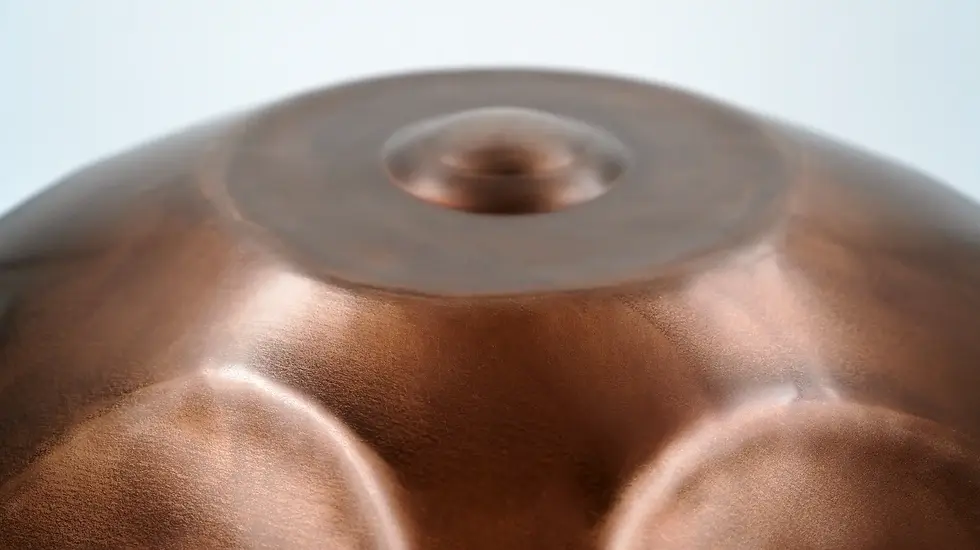 Detailansicht der Mittelnote (Ding) – Master Handpan mit klarer Wölbung und polierter Oberfläche