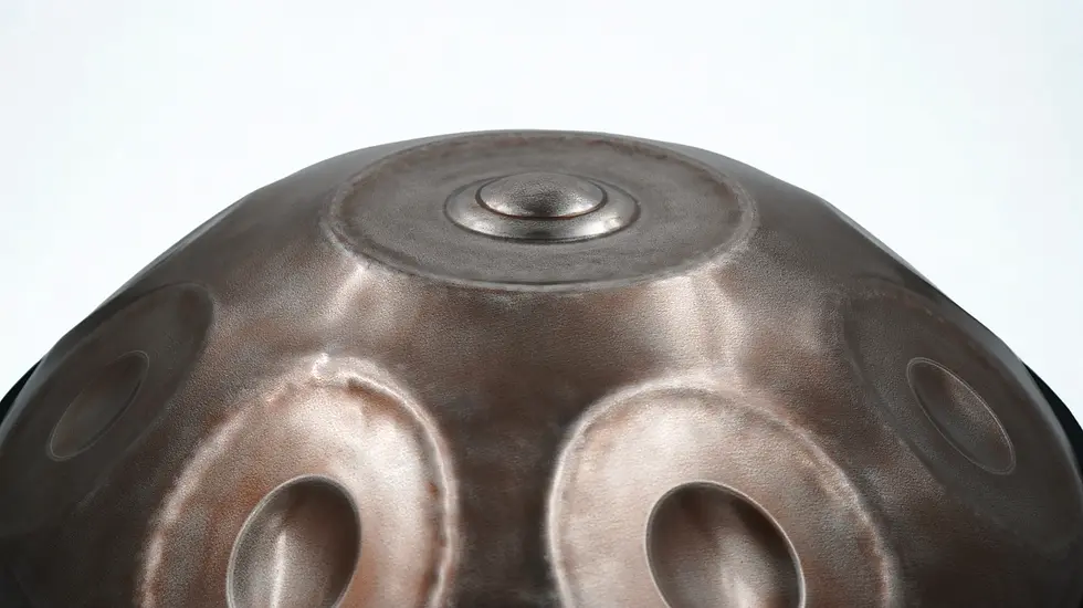 Miniaturbild: Seitenansicht der 432Hz Master D Kurd 10 Handpan – handgefertigte Notenfelder und Dome sichtbar