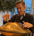 Ulrich mit Handpan – Kundenfoto zur Bewertung