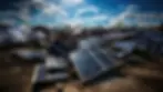 Depósito de lixo solar com centenas de painéis solares descartados, ilustrando os impactos ambientais da energia solar e os desafios da reciclagem de painéis fotovoltaicos.
