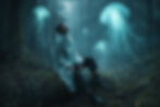 Modelo sentado em floresta coberta por musgo, cercado por águas-vivas bioluminescentes flutuando entre árvores em uma cena surreal criada por IA.