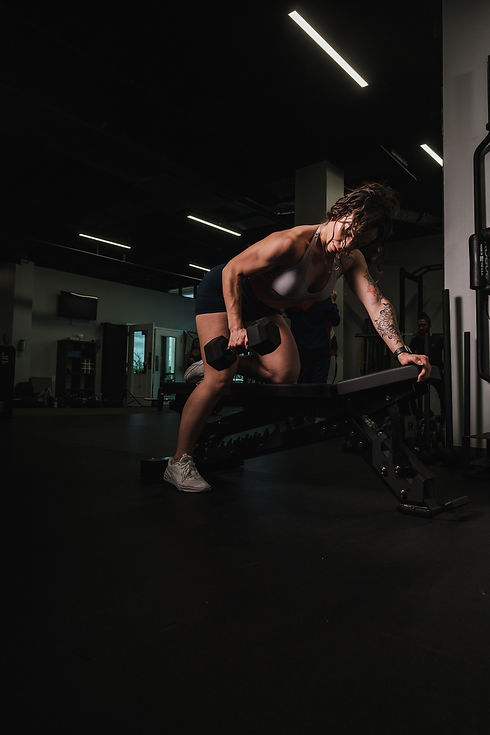 Gym Woman lifting heavy weights picture from pexels by Airam Datoon