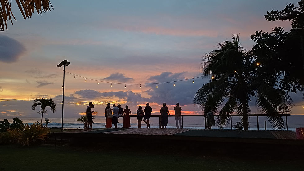 Un moment de partage et de contemplation : couché de soleil à Huahine