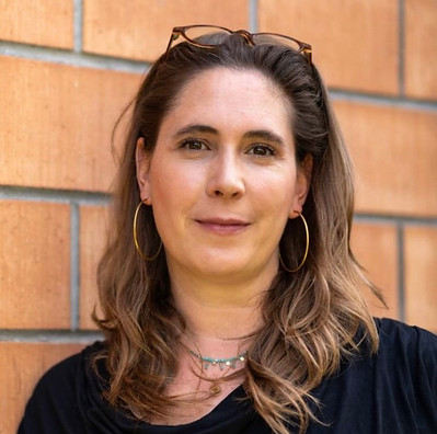 Vera Plattner, Sexologin in Basel – arbeitet nach Sexocorporel mit spielerischem, neugierigem Ansatz im Berührungscoaching“