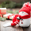 お祝いの雪だるまのデコレーション