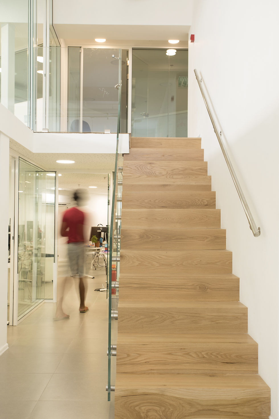 Scala moderna in legno