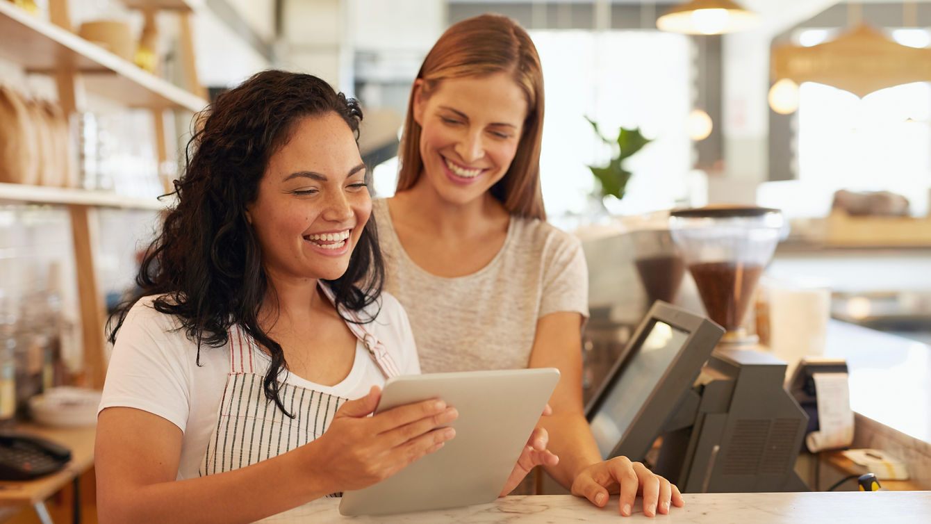 Vendedora con tablet