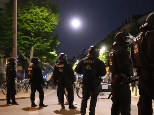 Antifa militanti palili gradove i policiju napadali eksplozivnim napravama