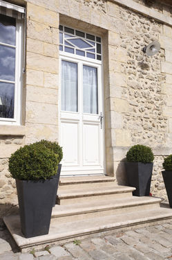 Créations portes en bois de style classique chez Stores & Fermetures. 83 Var. 13 Bouches du Rhône.