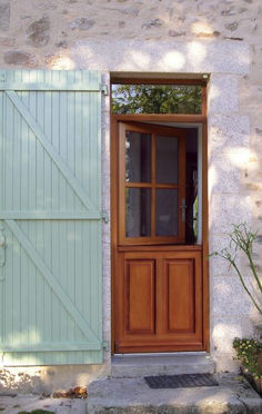 Créations portes en bois de style rustique chez Stores & Fermetures. 83 Var. 13 Bouches du Rhône.