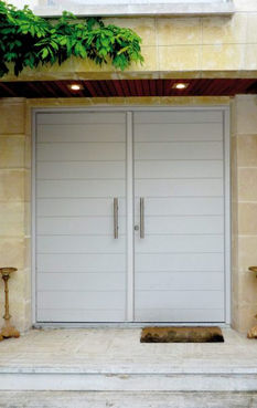 Créations portes en bois de style moderne chez Stores & Fermetures. 83 Var. 13 Bouches du Rhône.