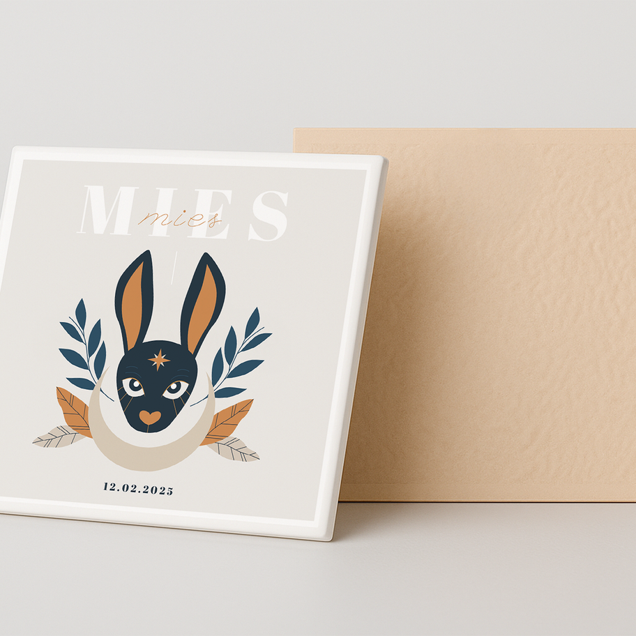 Handgemaakt geboortetegeltje met aquarel haas – gepersonaliseerd met naam en datum