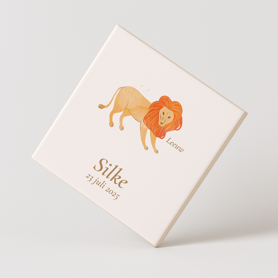 Sterrenbeeld-tegeltje op houten plank tegen pastel muur – kleurrijk en persoonlijk cadeau