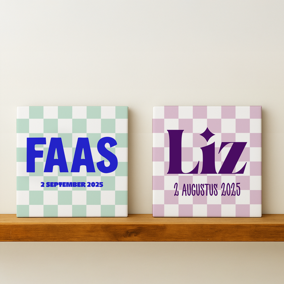 Roze color-blocking geboortetegeltje op plank in babykamer – uniek en blijvend cadeau met naam