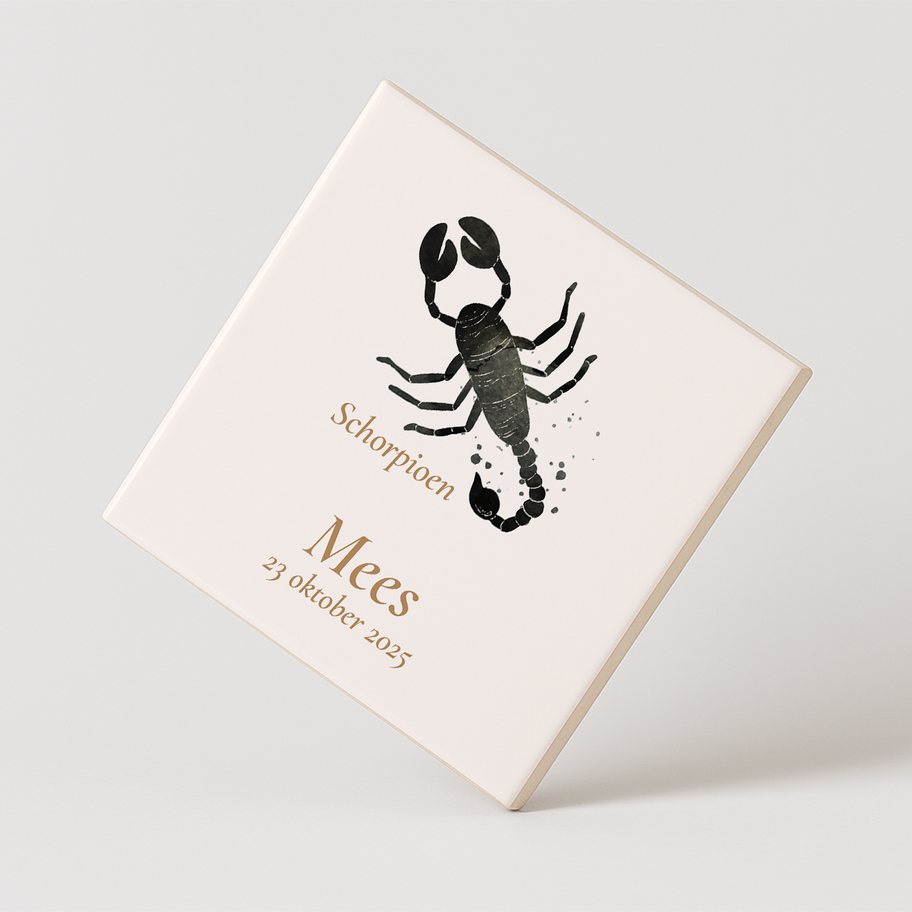 Detail van klassiek sterrenbeeld-ontwerp op wit keramiek – handgemaakt astrologie-tegeltje