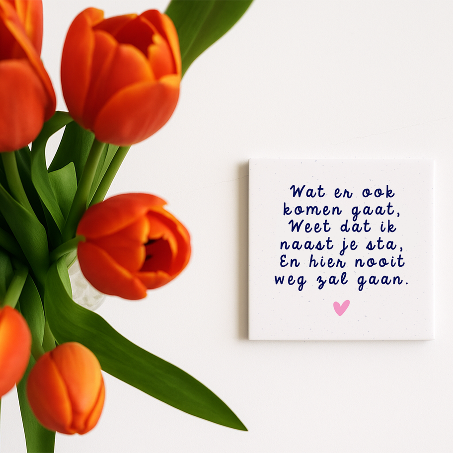 Tegeltje met tekst over steun en liefde – op houten standaard, rustig interieur