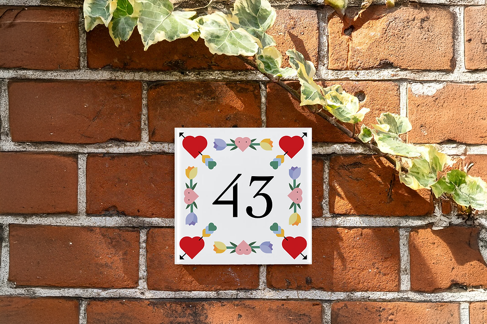 Roze Valentijns huisnummer tegeltje met hartje – keramisch en gepersonaliseerd (15x15 cm)