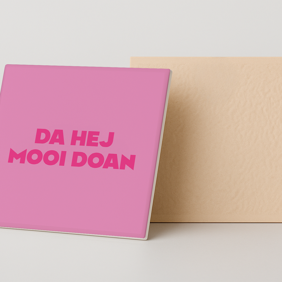 Roze tegeltje met de Twentse spreuk: Da haj mooi doan