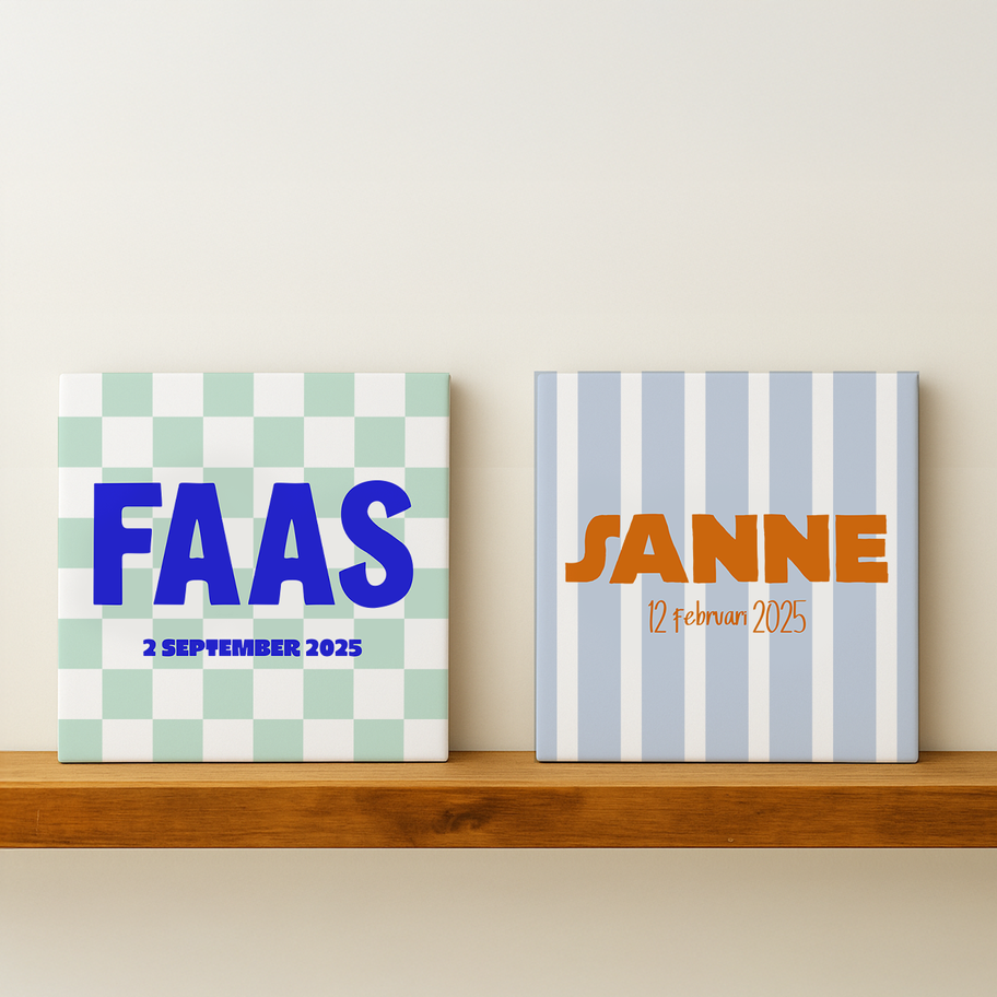 Groen color-blocking geboortetegeltje op plank in babykamer – origineel en blijvend cadeau met naam