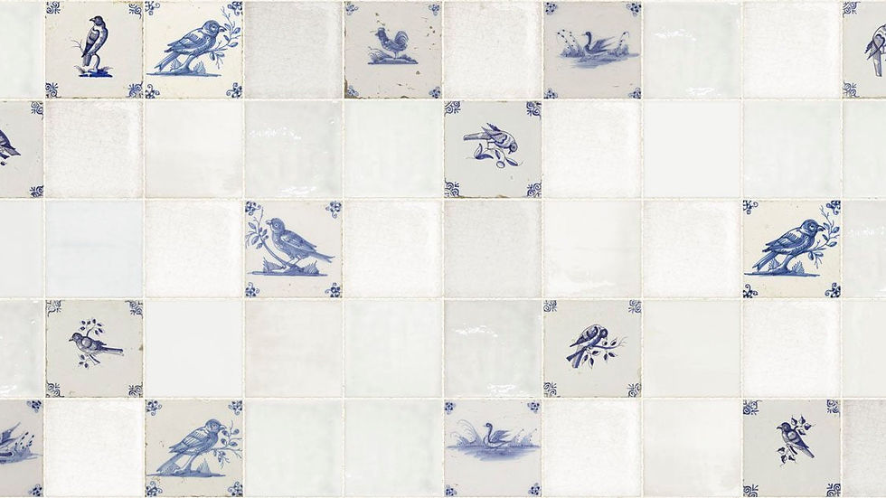 Close-up van een delfts blauw wc tegeltje met een humoristische spreuk aan de muur