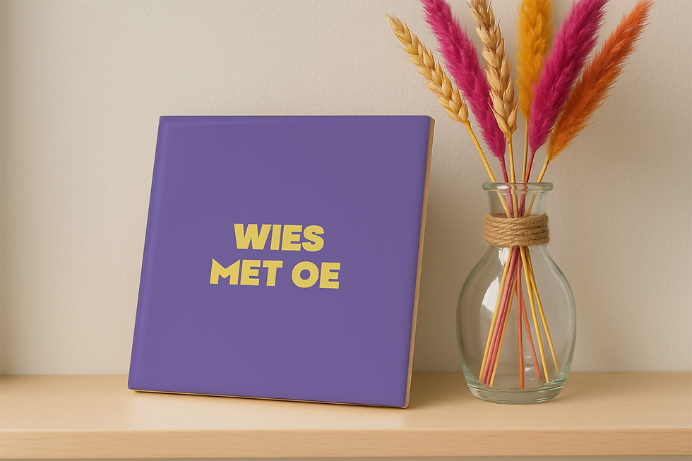 Twents Tegeltje | Kleurrijke Twentse Spreuk: Wies Met Oe | (15 x 15 cm)