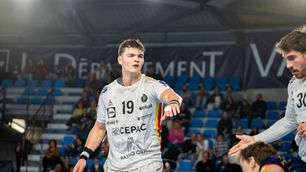 Dans un match particulièrement intense, le PAUC s’est incliné d’un but face au SRVHB.  Dès l’entame, les Raphaëlois ont pris les devants, portés par les performances stratosphériques de Baznik pour Aix et Demaille pour Saint Raphaël qui ont multiplié les arrêts décisifs.