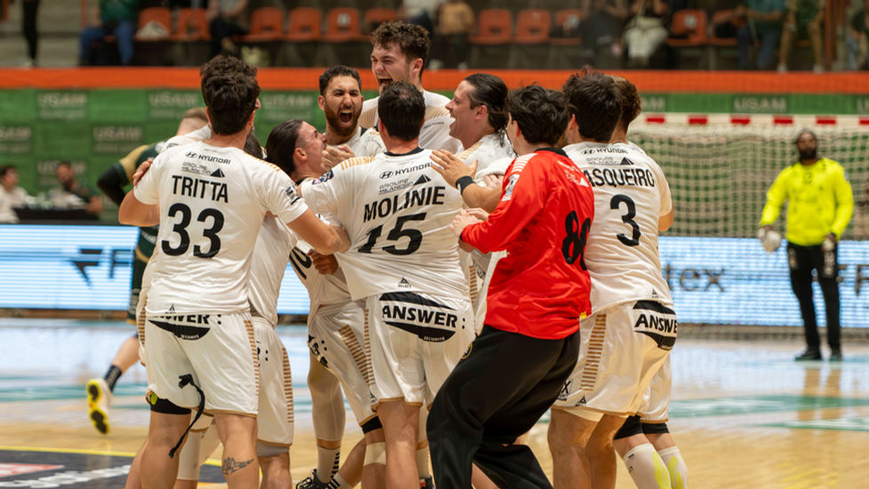 Le PAUC enchaîne et regarde vers le haut