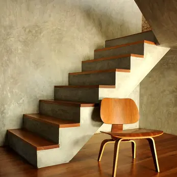Marmorino plaster with soft stone texture in neutral tones.