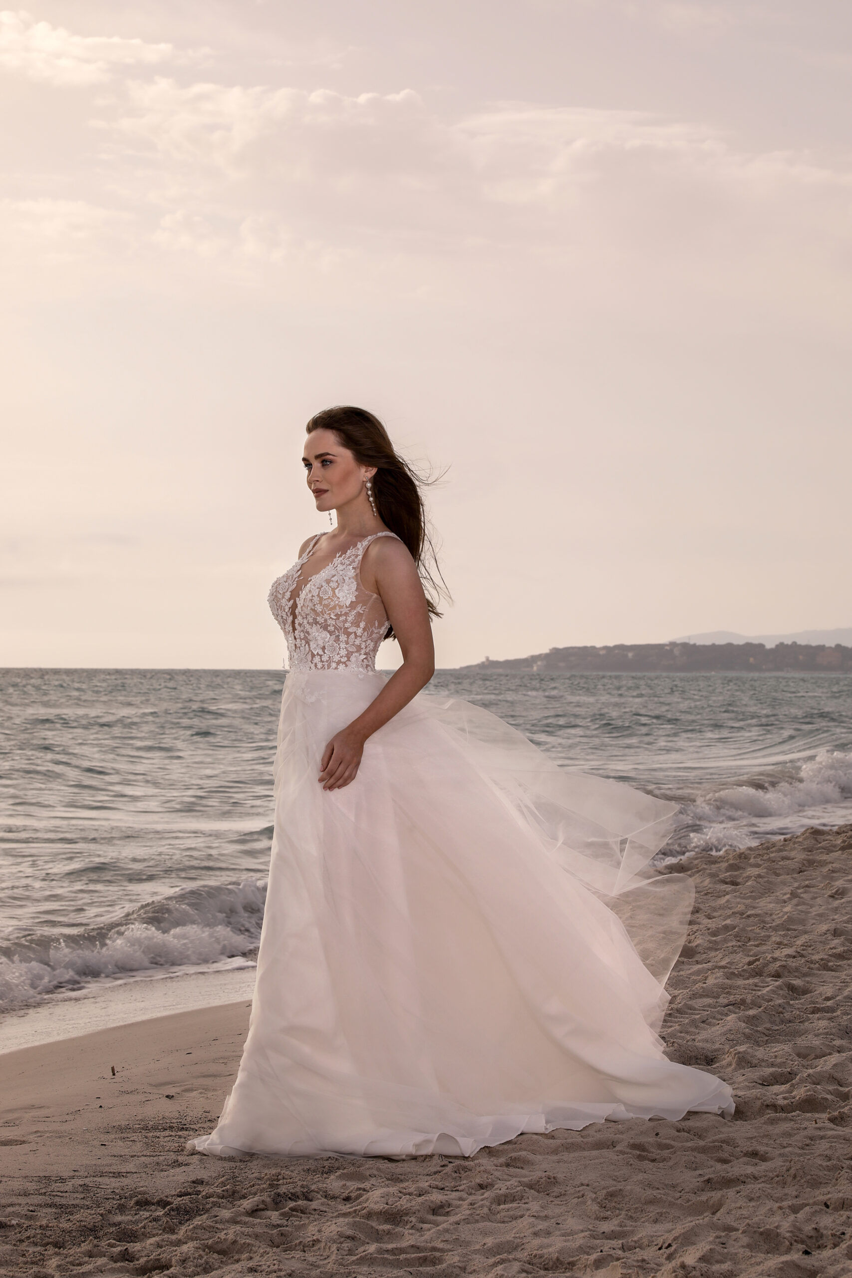 Νυφικό σε Α γραμμή με δαντέλα και τούλινη φούστα_23115